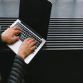 Zoals vermeld of zoals vermeldt: de juiste spelling in brieven en mails