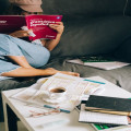 Is het 'gebeurd' of 'gebeurt'? Zo onthoud je het verschil makkelijk
